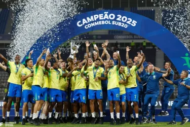 Brazil-lift-the-2025-U20-South-American-Championship-trophy