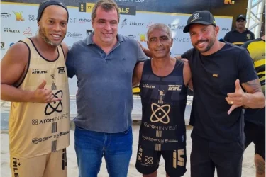 Romário vence Ronaldinho em torneio de futevôlei