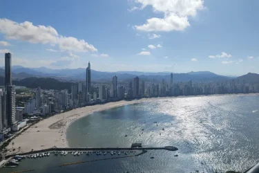 praia-central-de-balneario-camboriu-vista-do-alto